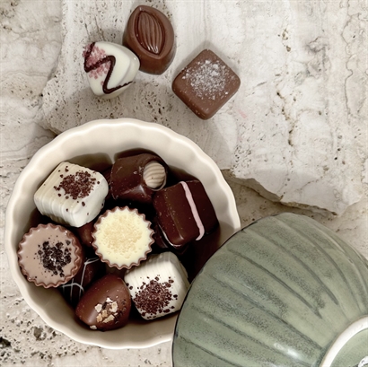 Bloomingville ensfarvet keramikskål med 15 belgiske gourmet dessertchokolader